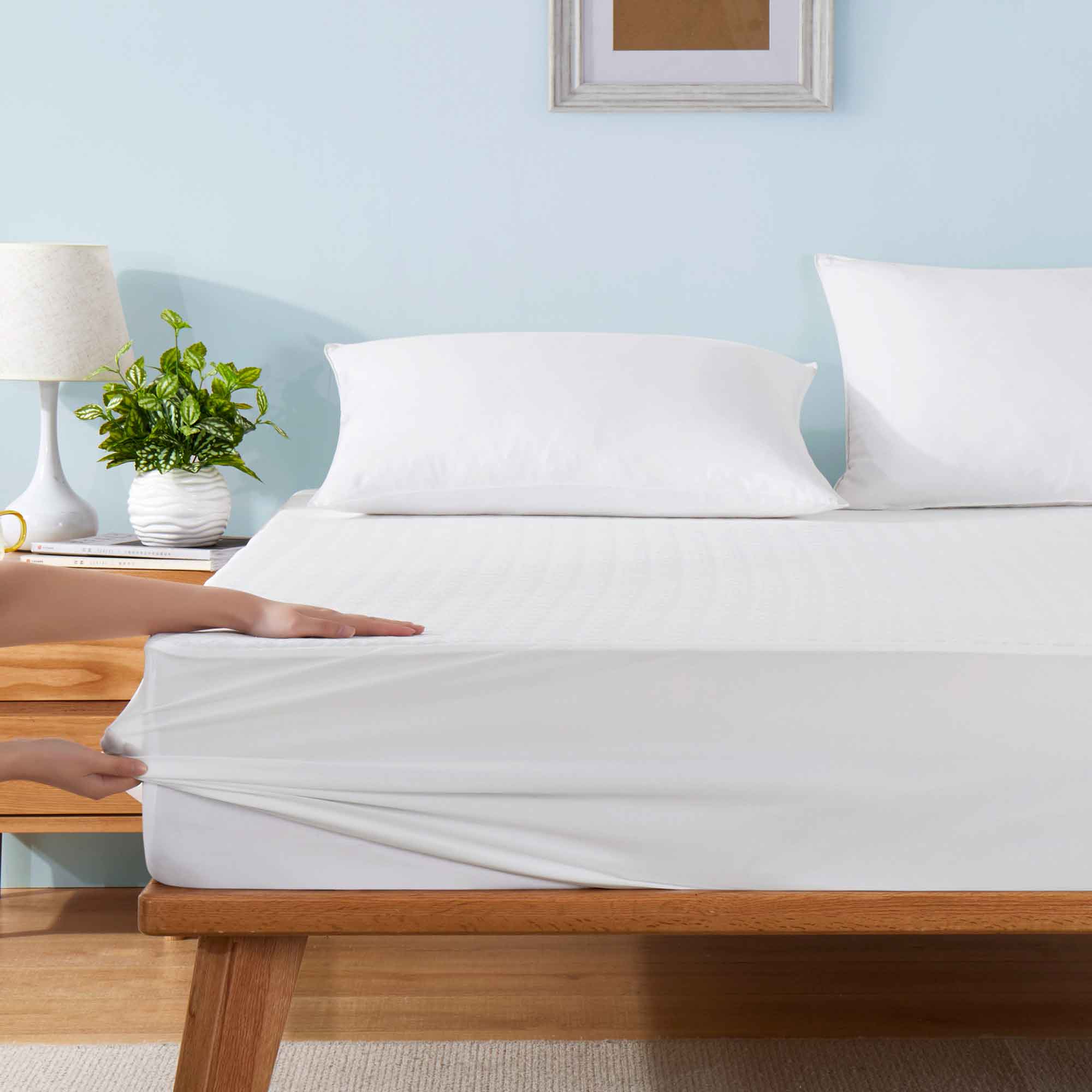 The down alternative mattress pad is enveloped in soothing hues of white. Sprinkle some freshness and plush comfort to your bedding ensemble with this white mattress pad.