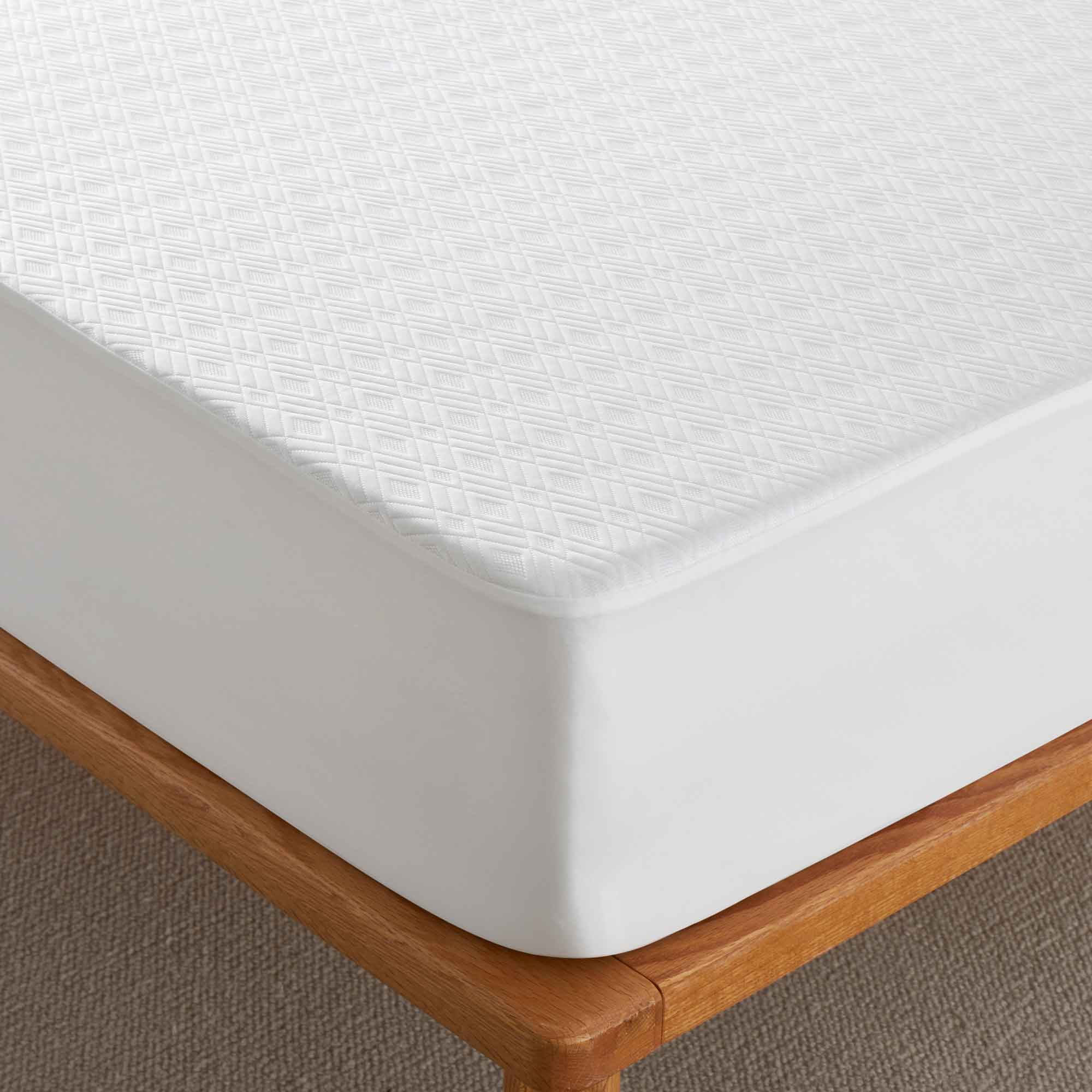 The down alternative mattress pad is enveloped in soothing hues of white. Sprinkle some freshness and plush comfort to your bedding ensemble with this white mattress pad.