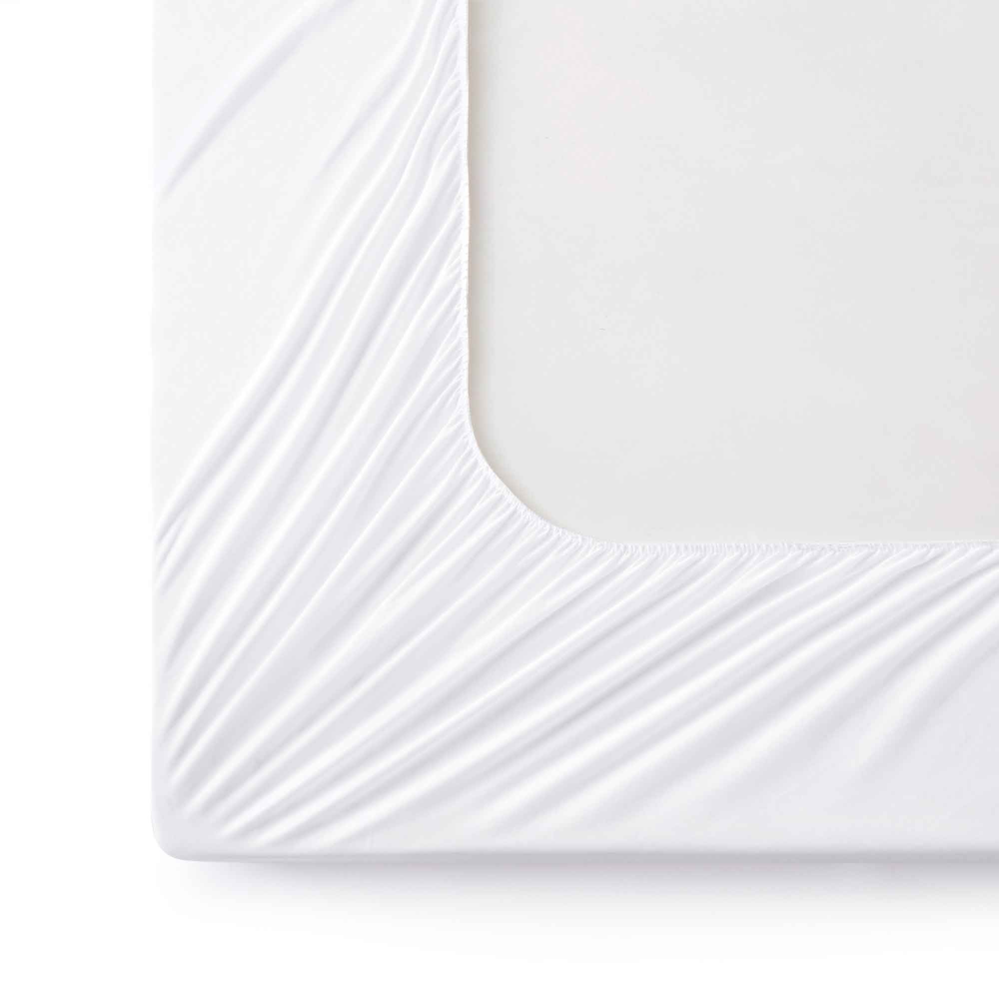 The down alternative mattress pad is enveloped in soothing hues of white. Sprinkle some freshness and plush comfort to your bedding ensemble with this white mattress pad.