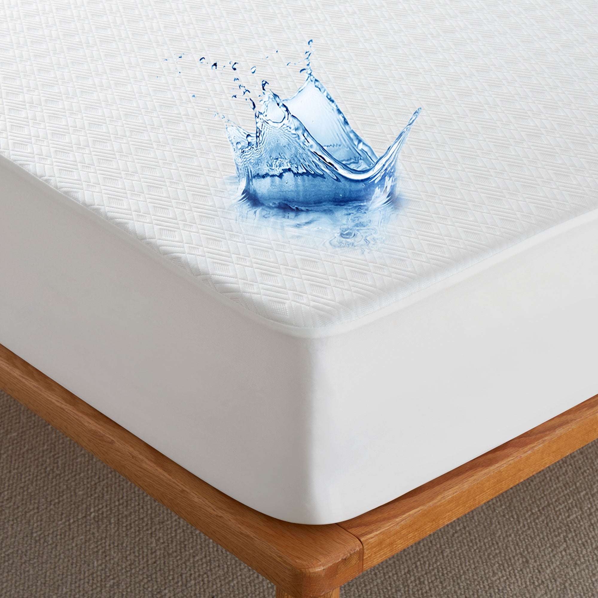 The down alternative mattress pad is enveloped in soothing hues of white. Sprinkle some freshness and plush comfort to your bedding ensemble with this white mattress pad.