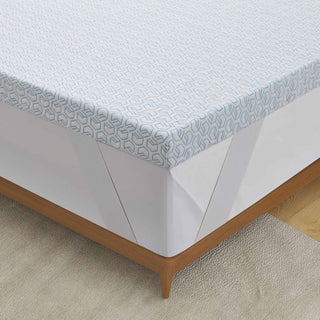 The gel and foam mattress topper is covered in crisp white tones. Revel in a sleep oasis like no other with this gel foam mattress pad in white.