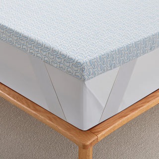 The gel and foam mattress topper is covered in crisp white tones. Revel in a sleep oasis like no other with this gel foam mattress pad in white.