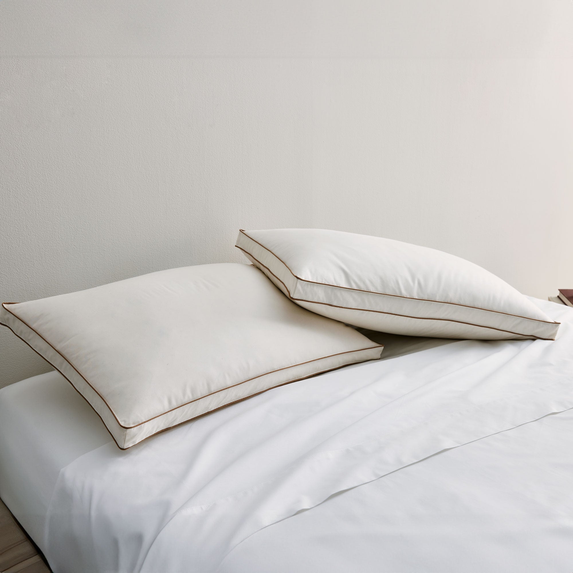 Engineered to deliver superior sleep comfort and an elevated loft, this comfortable pillow is thoughtfully designed to ensure optimal spinal alignment and offers plenty of neck support. It is an ideal pillow choice for side sleepers, effectively reducing pressure points to enhance comfort during sleep.