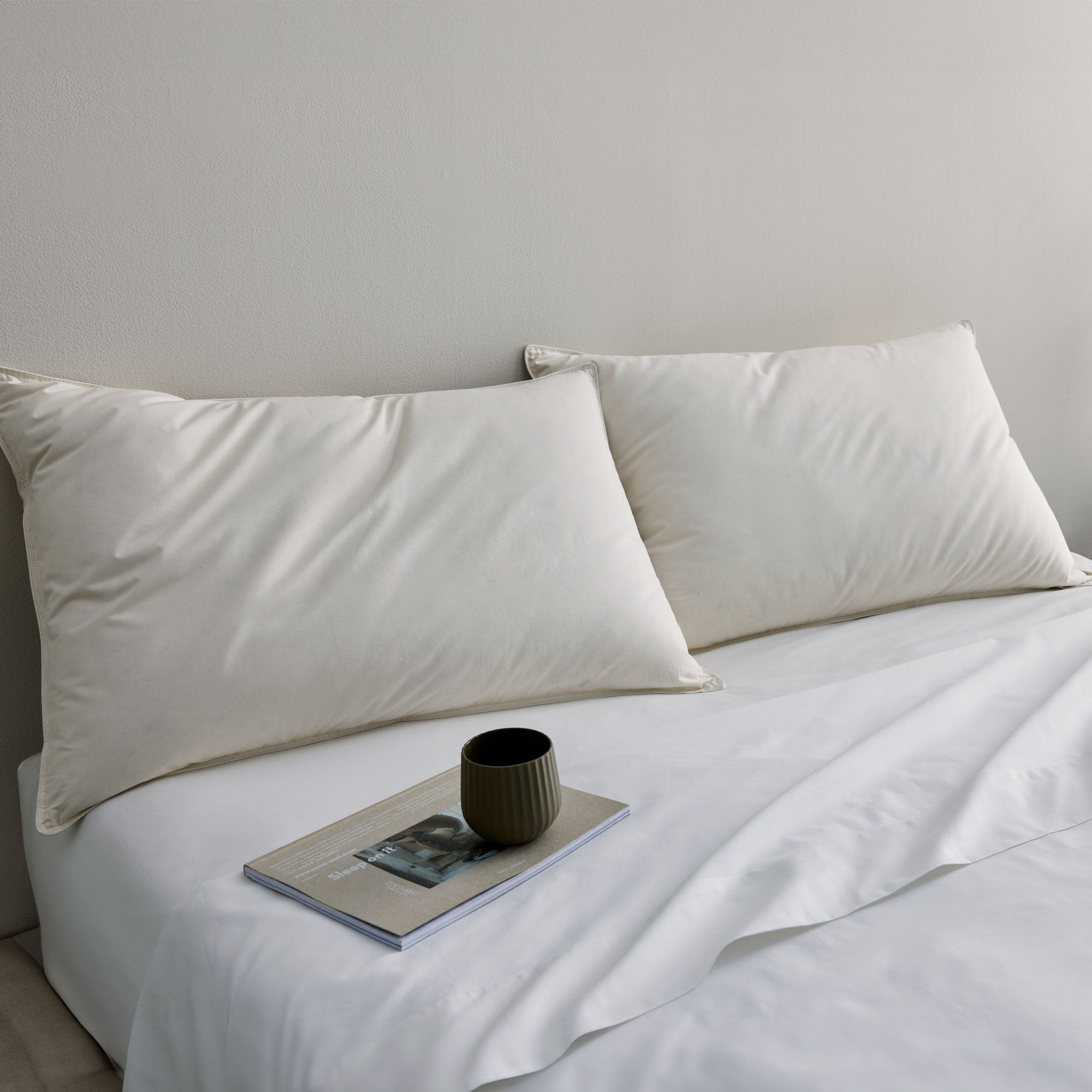 Engineered to deliver superior sleep comfort and an elevated loft, this comfortable pillow is thoughtfully designed to ensure optimal spinal alignment and offers plenty of neck support. It is an ideal pillow choice for side sleepers, effectively reducing pressure points to enhance comfort during sleep.