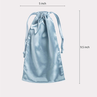 The adjustable mask is brushed in the ethereal tones of cloudy blue. Sleep soundly wearing this silky eye mask, made using silk as an interior and exterior material.