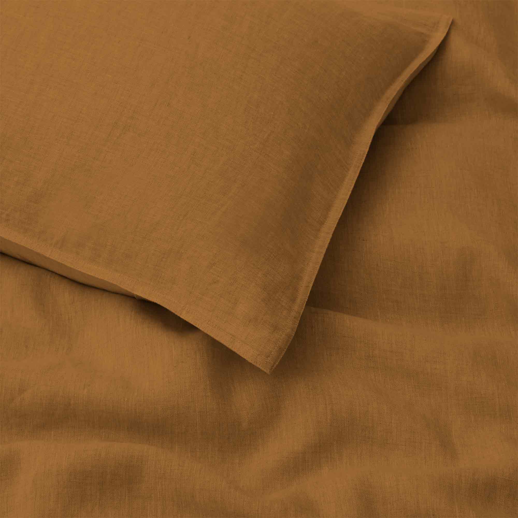 This luxury bedding set is enveloped in bold, earthy hues of Umber. With this duvet cover set, you can bring the mirth of nature to your personal space.