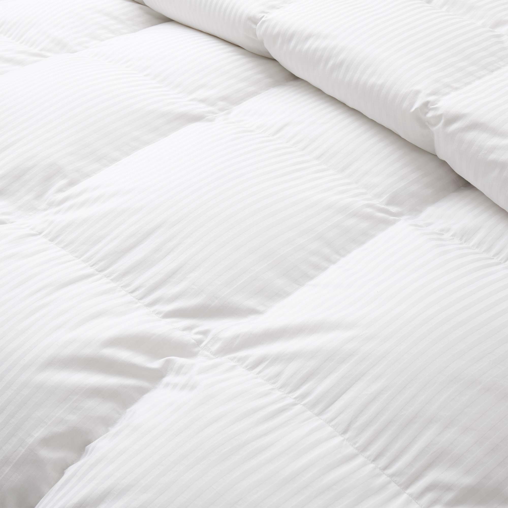 The warm comforter is covered in beautiful tones of white. A valuable element in your bedding décor, let this white comforter add a touch of classic intrigue to your bedding space.