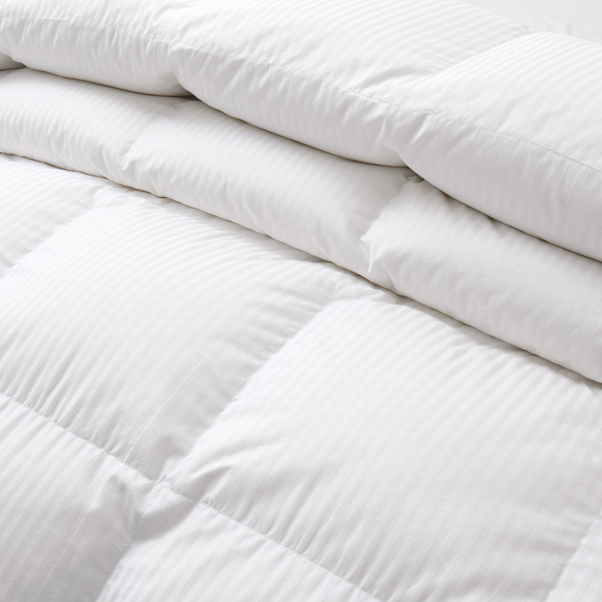 The warm comforter is covered in beautiful tones of white. A valuable element in your bedding décor, let this white comforter add a touch of classic intrigue to your bedding space.