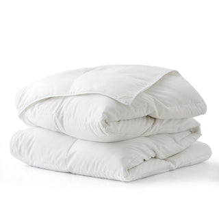This feather down comforter lightweight is covered in plush tones of white. Add a hint of royal elegance to your modern bedroom design with this white goose feather & down comforter.