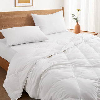This feather down comforter lightweight is covered in plush tones of white. Add a hint of royal elegance to your modern bedroom design with this white goose feather & down comforter.