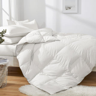 This down comforter is decorated in solid colors of white. Bring light, brilliance, and contemporary trends to your modern bedroom design with this down white feather warm comforter.