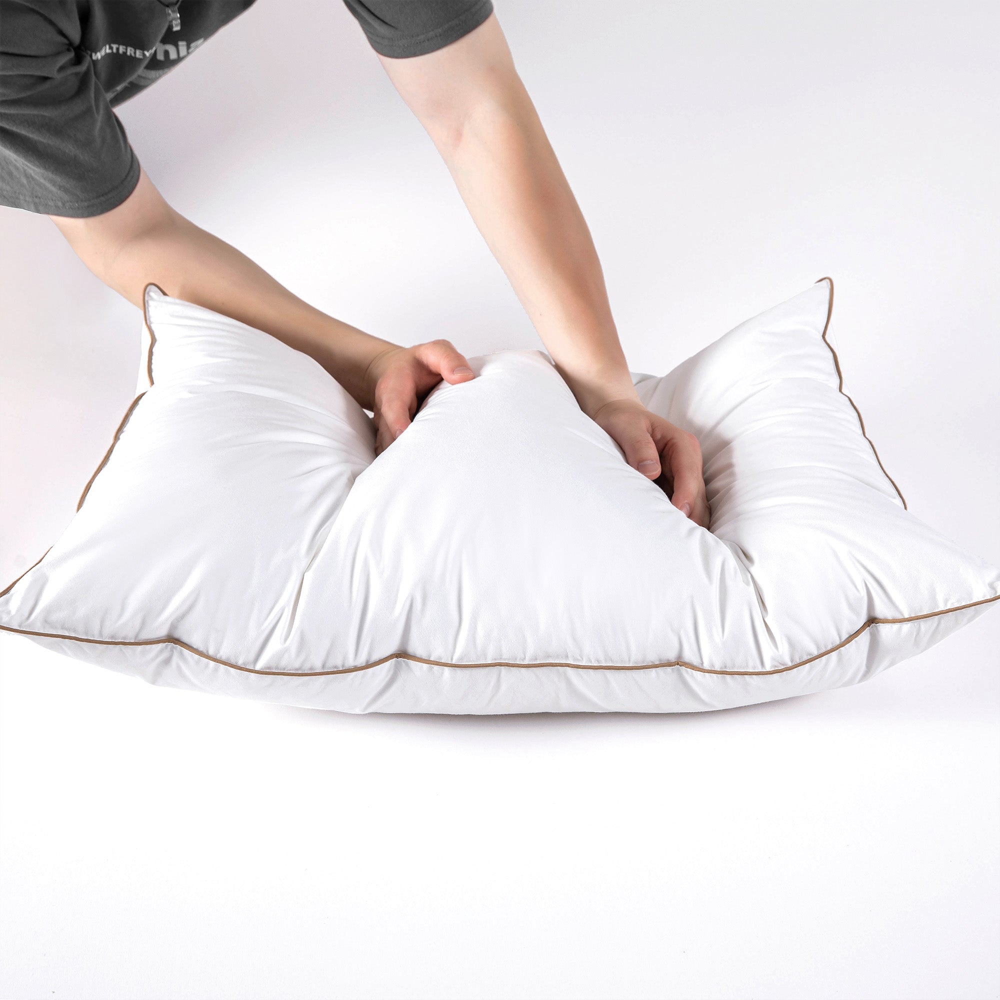 The Puredown down plush pillow is colored in soft tones of white. Bring a sense of minimalism to your bedroom space with these goose feather pillows.