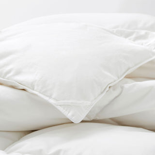 The comforter with year round warmth is covered in solid white hues. Bring morning sunshine to your abode with this one-piece white duvet insert.