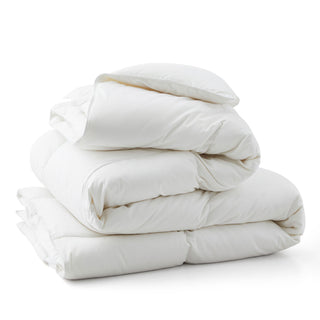 The comforter with year round warmth is covered in solid white hues. Bring morning sunshine to your abode with this one-piece white duvet insert.