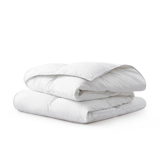 The fluffy comforter is brushed in the immaculate hues of white. Add a touch of modern minimalism to your bedroom décor with this white goose feather comforter.