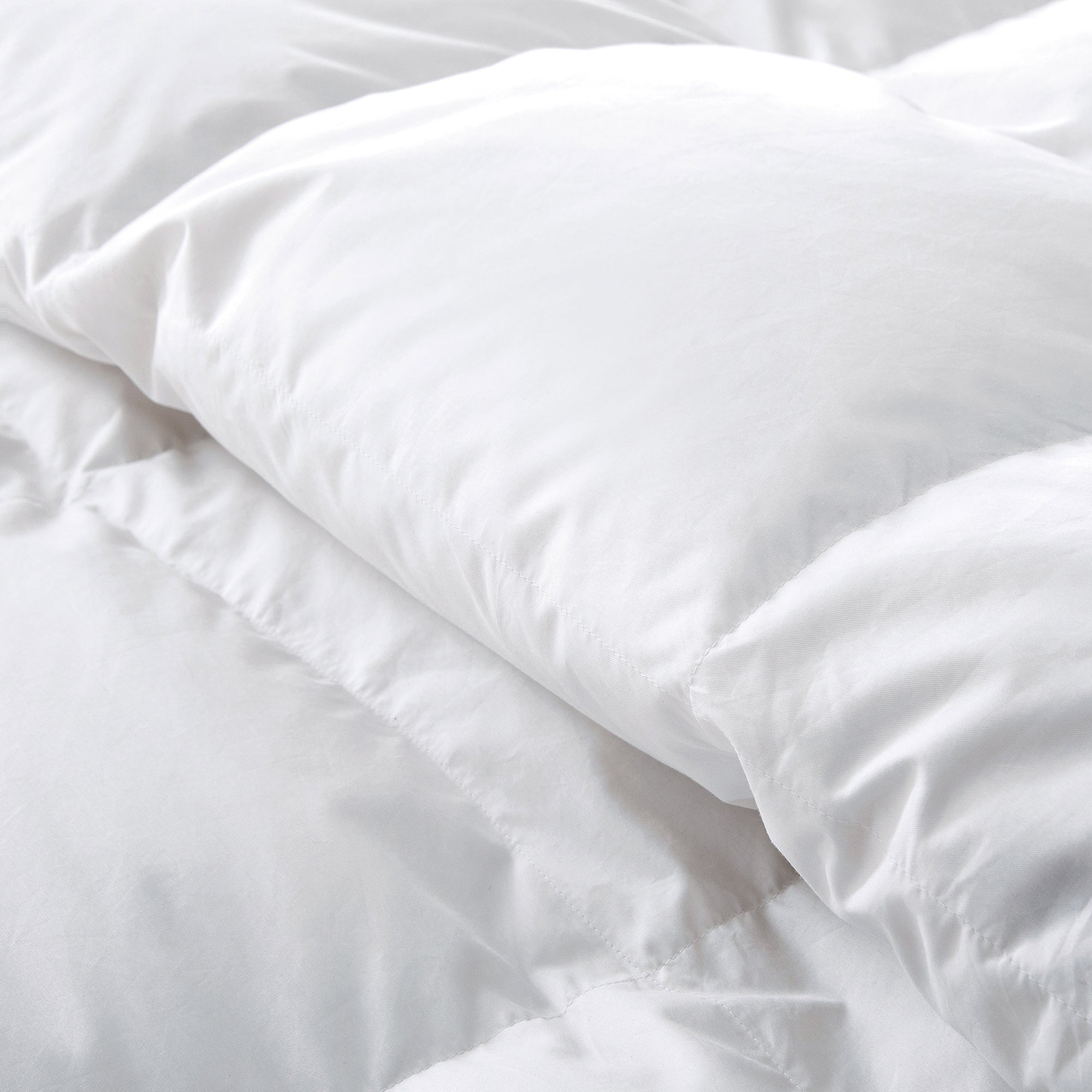 The goose down construction comforter set is colored in the immaculate tones of white. Bring an air of subtleness and minimalism to your bedroom with the Puredown white colored goose down comforter.