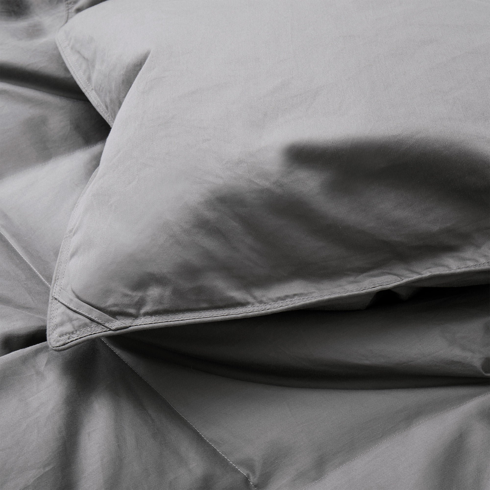 Transform your bedroom into a serene and tranquil oasis with our goose down comforter in a chic and versatile grey shade. This grey down comforter offers a cozy and stylish way to stay warm and comfortable all night long.