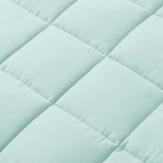 The comforter is colored in the tones of blue sky and infused with the delightful aroma of wormwood. Add a touch of morning freshness to your room with this down alternative comforter.