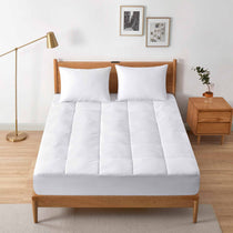 The down alternative mattress pad is enveloped in soothing hues of white. Sprinkle some freshness and plush comfort to your bedding ensemble with this white mattress pad.
