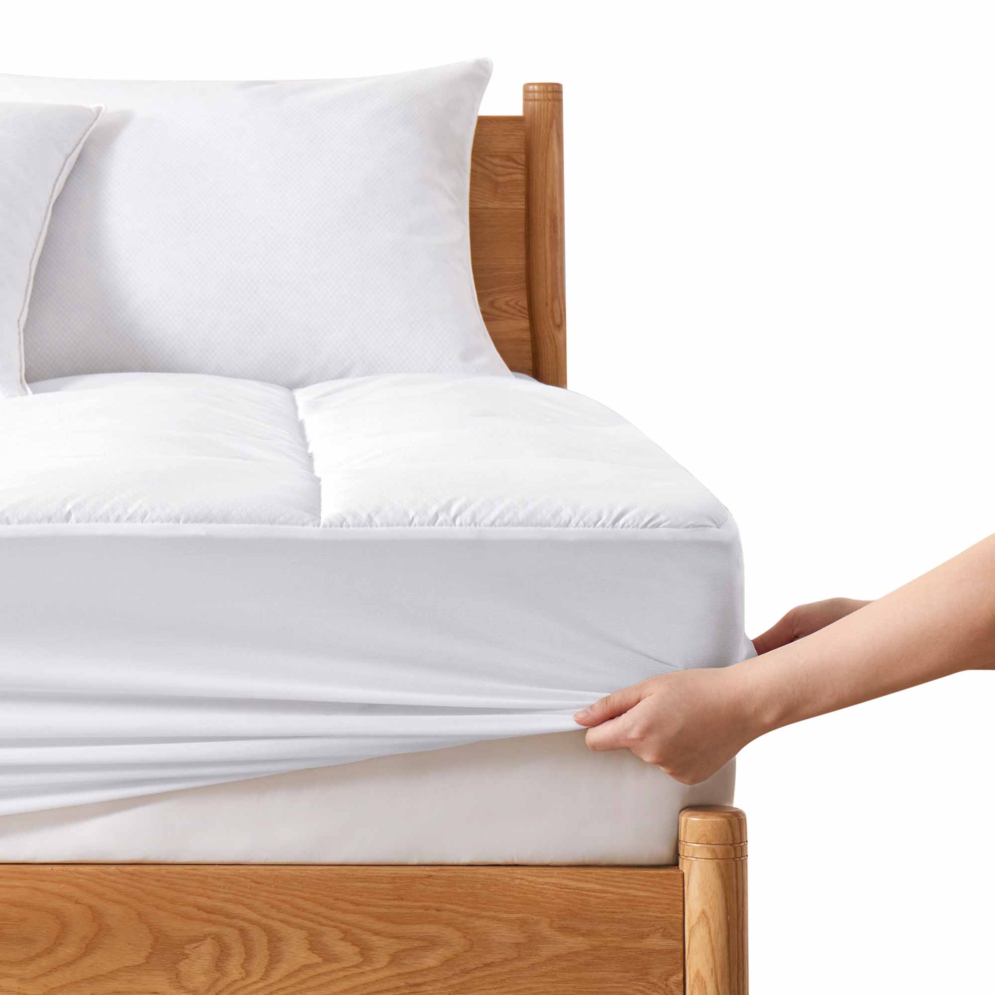 The down alternative mattress pad is enveloped in soothing hues of white. Sprinkle some freshness and plush comfort to your bedding ensemble with this white mattress pad.