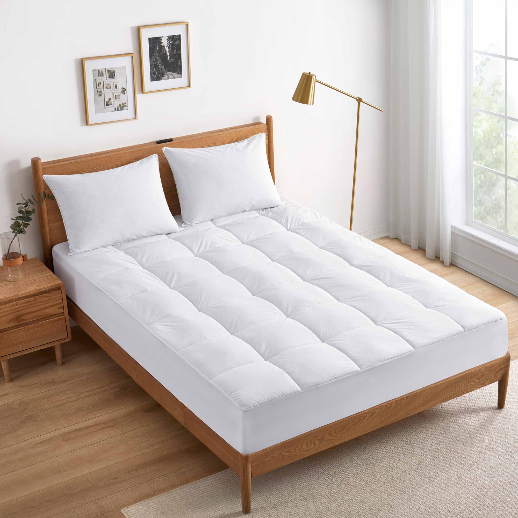 The down alternative mattress pad is enveloped in soothing hues of white. Sprinkle some freshness and plush comfort to your bedding ensemble with this white mattress pad.