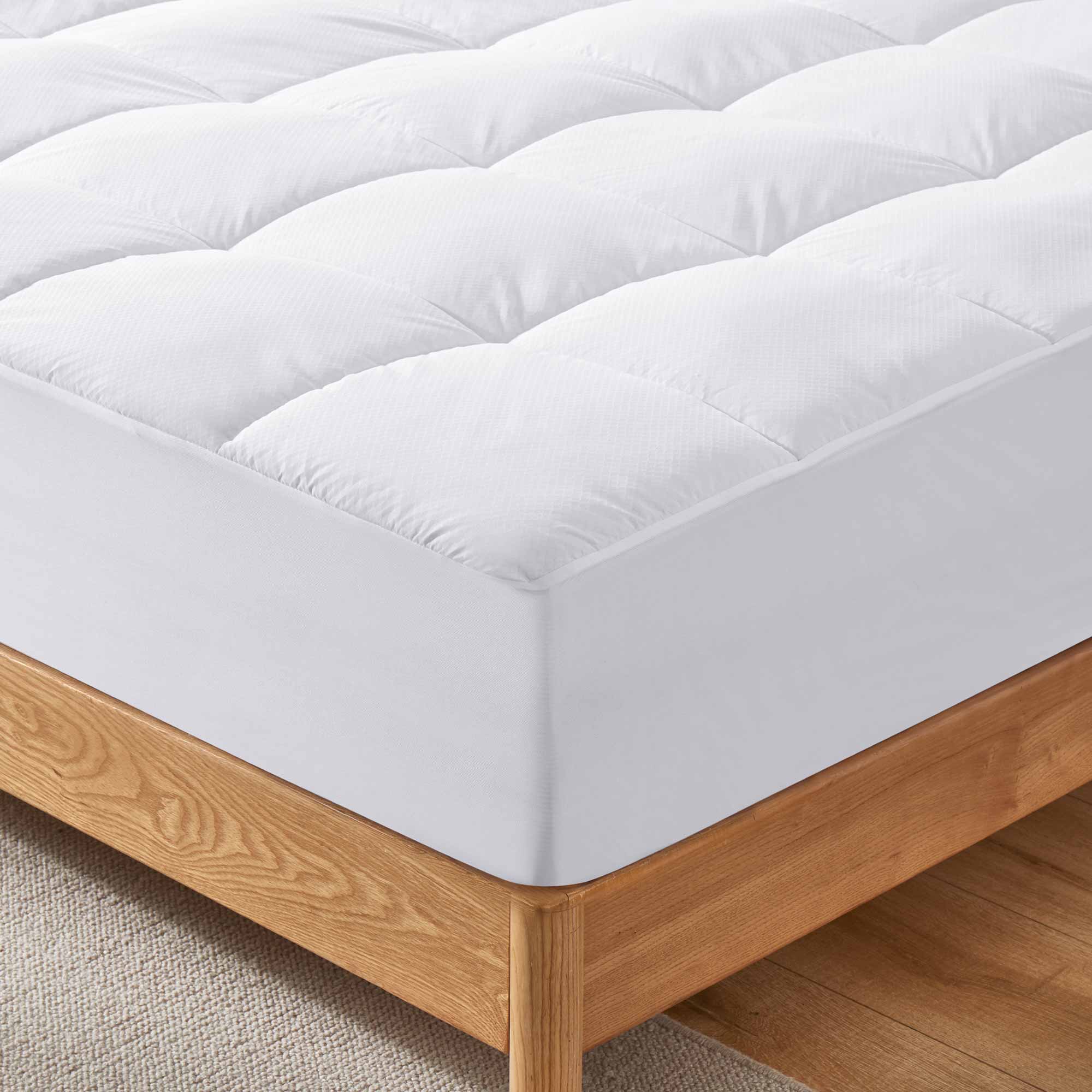 The down alternative mattress pad is enveloped in soothing hues of white. Sprinkle some freshness and plush comfort to your bedding ensemble with this white mattress pad.