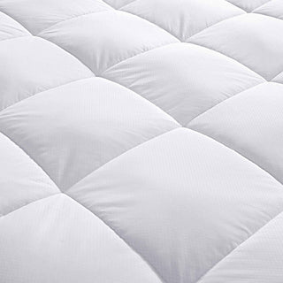 The down alternative mattress pad is enveloped in soothing hues of white. Sprinkle some freshness and plush comfort to your bedding ensemble with this white mattress pad.