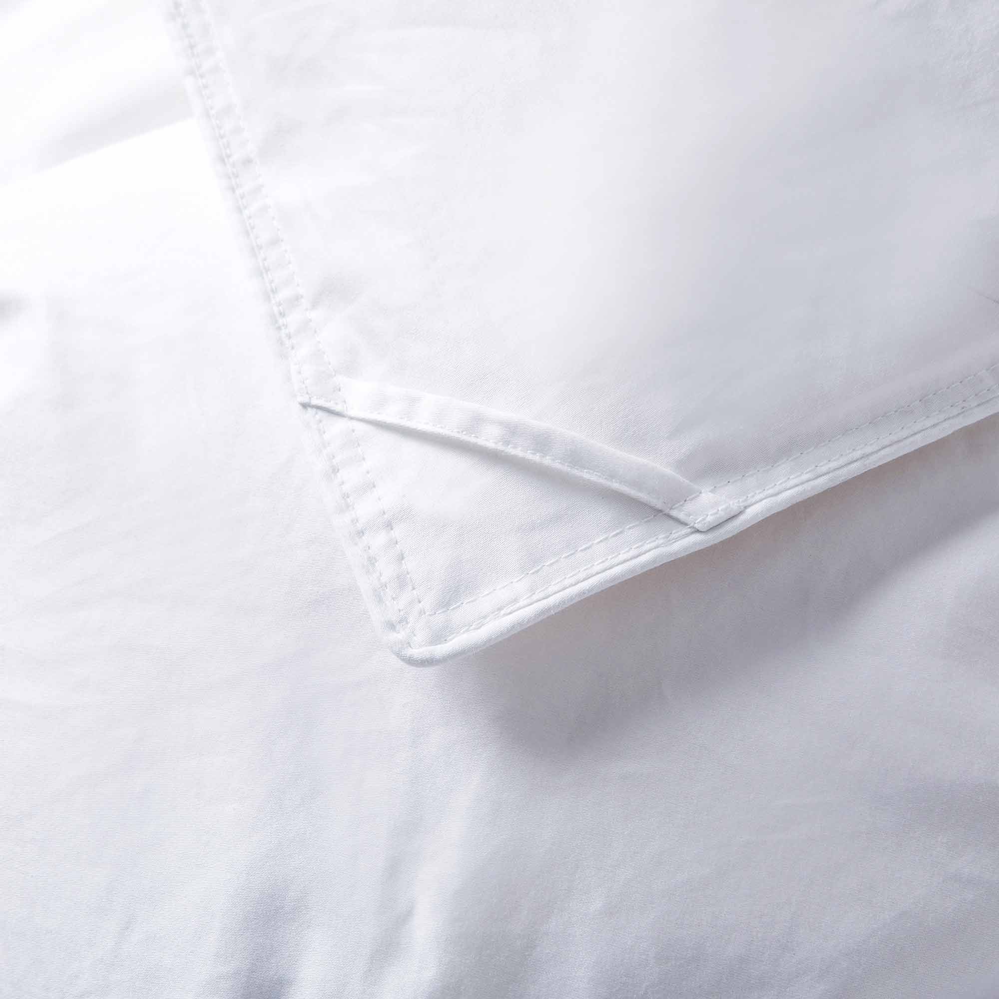 These white down comforters are colored in crisp tones of white. Give your room a sense of space with this down white comforter.