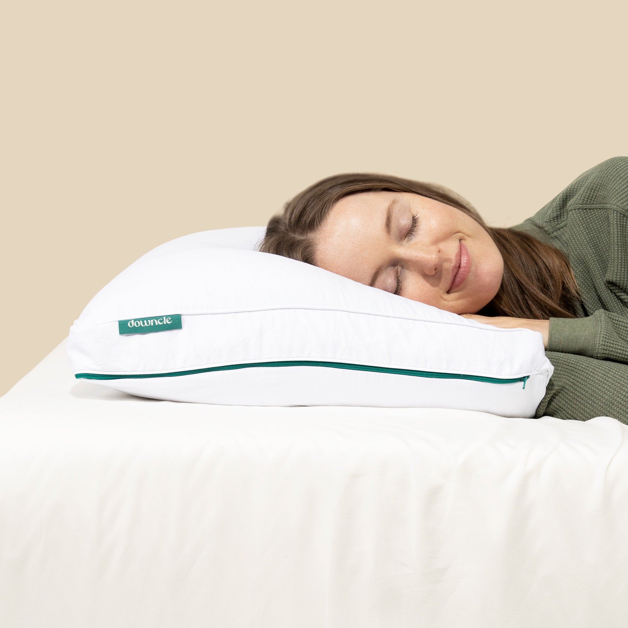 This entire bedding pillow is covered in solid white hues. Add a touch of sophistication to your bedroom with this down goosefeather pillow.